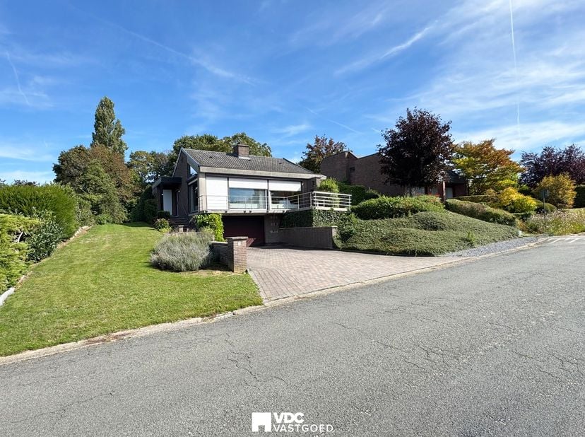 In een rustige en groene woonwijk stellen wij u deze charmante open bebouwing voor, gelegen op een mooi perceel met een grote tuin. Deze woning biedt
