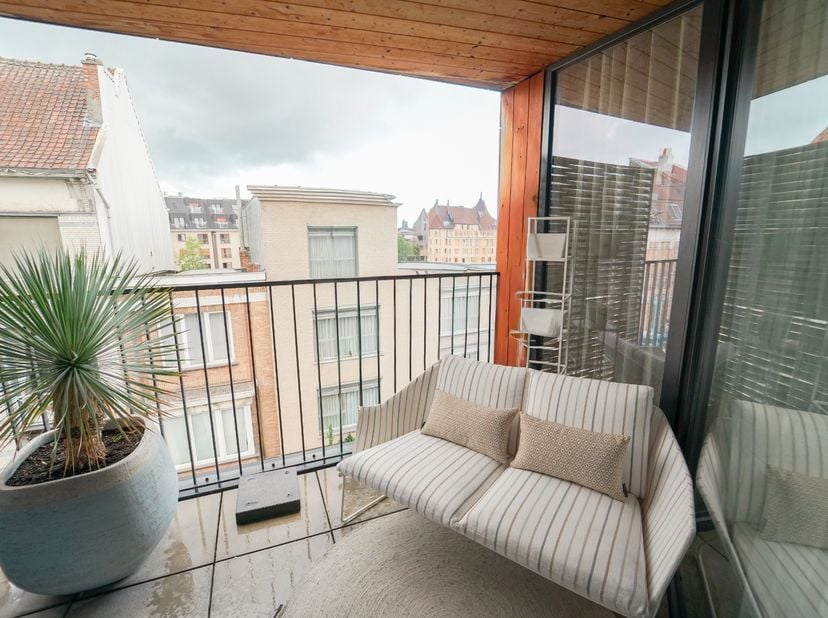 Welkom in dit prachtig instapklare appartement gelegen op de derde verdieping van een modern gebouw, met bouwjaar 2018. Kleinschalig project, slechts