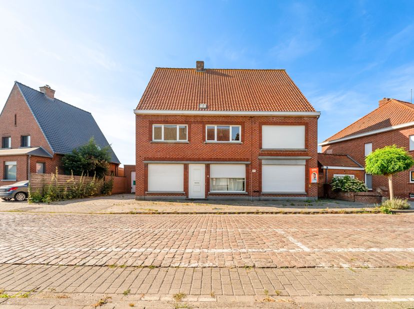 Deze tweewoonst / open bebouwing met ruime garage, bestaande uit twee entiteiten wordt u te koop aangebonden in de dorpskern van Boezinge.<br />
Het p