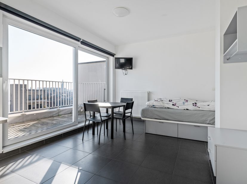 Ce studio prêt à emménager bénéficie d’un emplacement de choix à Anvers, à proximité de ’t Eilandje. Un quartier dynamique avec de nombreux hotspots t