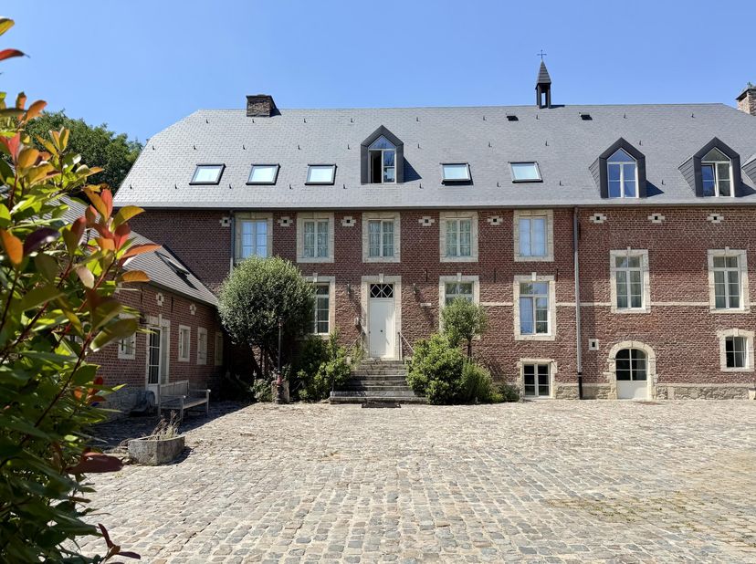 Génération Immo a le plaisir de vous proposer une opportunité rare : vivre dans un manoir du XVIIe siècle tout en bénéficiant du confort d’une rénovat
