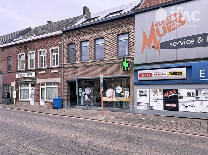 Interessant investeringspand met 2 entiteiten pal in het centrum van Rillaar, bestaande uit een handelsgelijkvloers en een ruim duplex-appartement.  E
