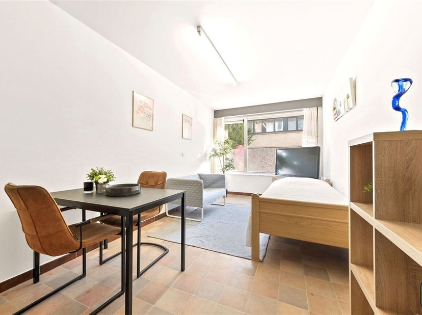 Ontdek deze leuke en goed gelegen studio met een gezellige leefruimte en open keuken, een aparte badkamer en toilet. Compact, praktisch ingedeeld en o