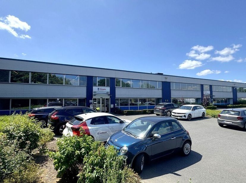 Entrepôt de 1.152m² avec 288m² de bureau dans un complexe industriel semi-industriel<br />
Emplacement : à proximité de l'A12 (Anvers - Bruxelles)<br