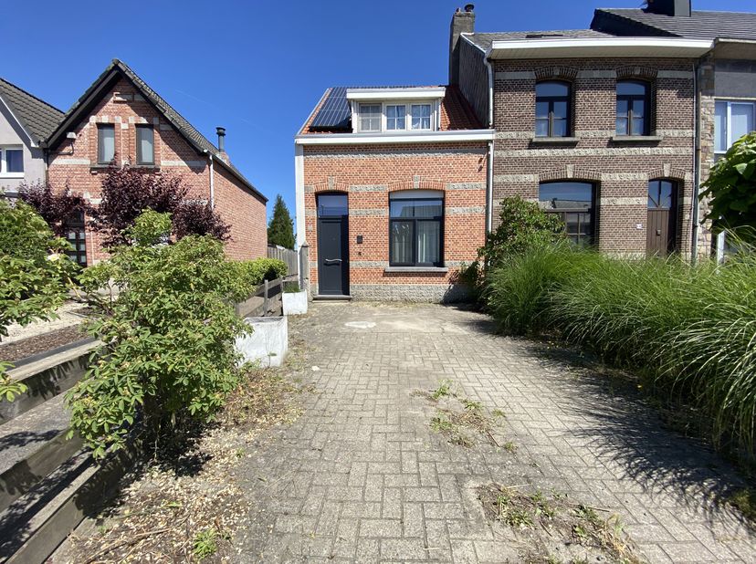 Woning met 2 slaapkamers, tuintje en ruime tuinberging, gelegen in het hartje van Kessel. <br />
Indeling GLV: gezellige woonkamer; geïnstalleerde keu