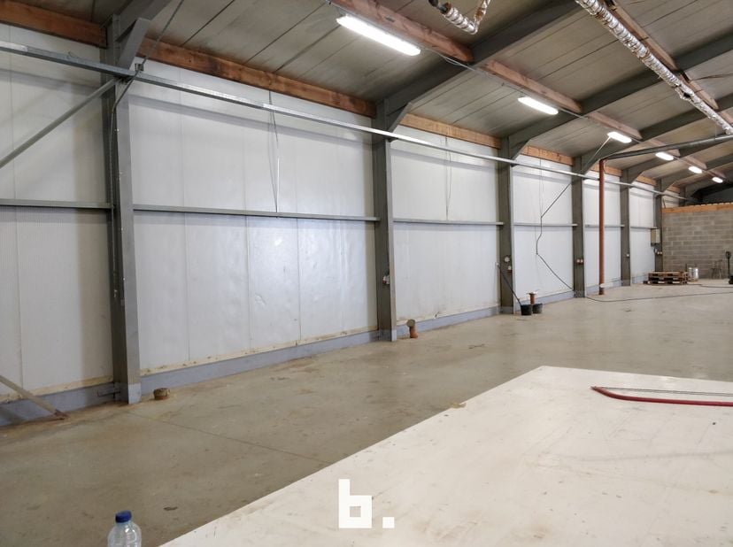 Deze functionele en goed uitgeruste industriehal is gelegen te Vloeiherkstraat 28A, Wellen en biedt een uitstekende opportuniteit voor industriële act