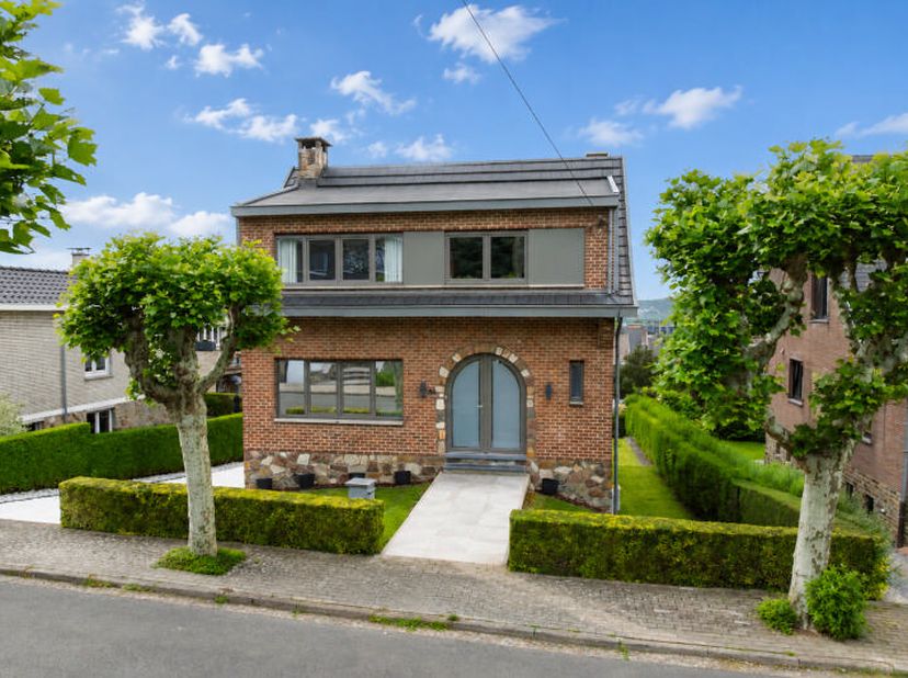 Jolie maison entièrement rénovée (+/- 131 m² d'après PEB) 3 chambres avec garage et jardin idéalement située dans un quartier résidentiel calme à deux