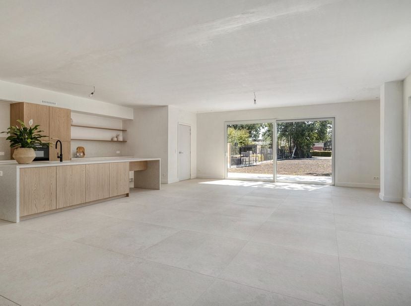 Op een uitstekende locatie te Herenthout bevindt zich deze uitzonderlijk ruime HOB op een uniek perceel van 930 m².<br />
&amp;nbsp;<br />
Deze energiezui