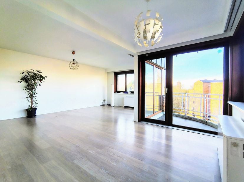 WOLUWE-SAINT-LAMBERT, à deux pas du métro Alma et de commerces. APPARTEMENT (3ch/2sdb) de ± 110 m² avec garage. Situé au 5e et dernier étage, il se co