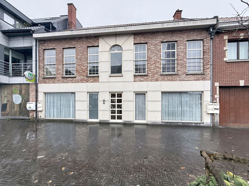 Cet appartement confortable est situé dans le centre de Kruishoutem, à proximité de tous les commerces locaux. <br />
<br />
MISE EN PAGE :<br />
Espa
