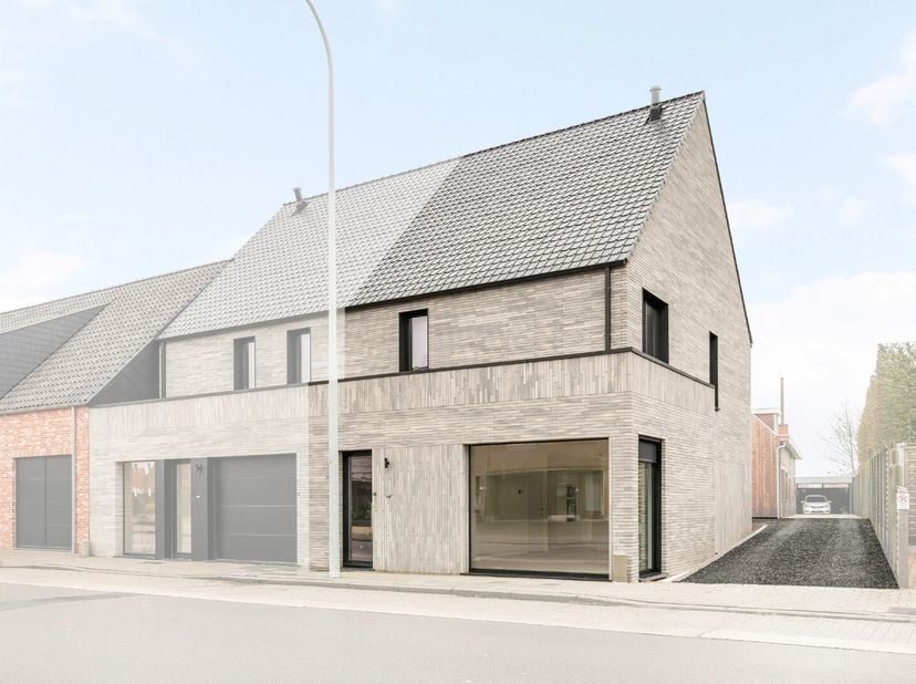 - Instapklare woning in de Oostrozebeeksestraat 50 in Wielsbeke<br />
- Lichtrijke leefruimte met open keuken<br />
- Handige berging<br />
- Terras e