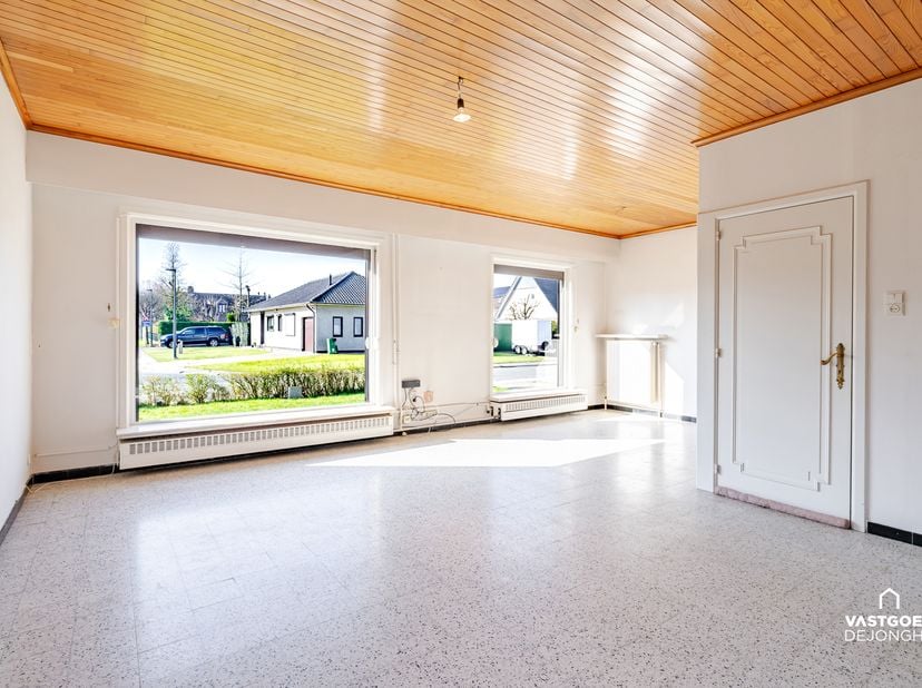Gelegen op wandel- en fietsafstand van het centrum van De Pinte treffen we deze te renoveren halfopen bebouwing aan.<br />
<br />
De woning heeft de v