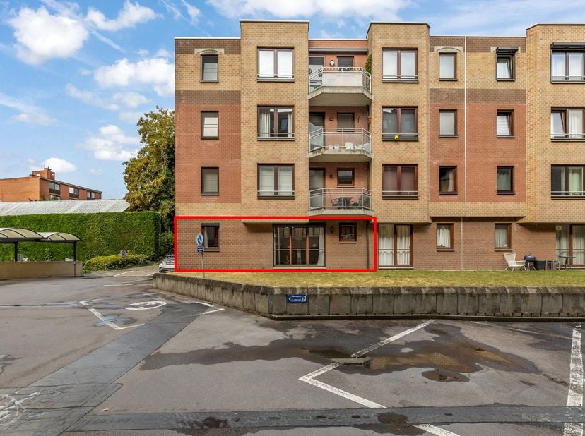 Op een rustige en groene locatie, op wandelafstand van het centrum van Leuven, bevindt zich dit gelijkvloerse appartement met één slaapkamer. Het appa