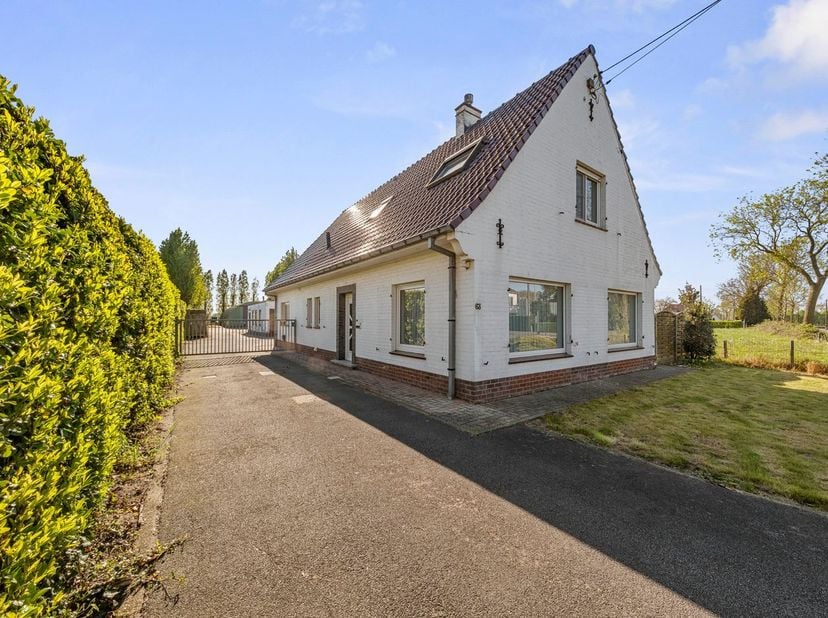 Ruime woning op een perceel van maar liefst 1.665 m² in Ichtegem, gelegen langs een vlot bereikbare verbindingsweg met een uitstekende bereikbaarheid
