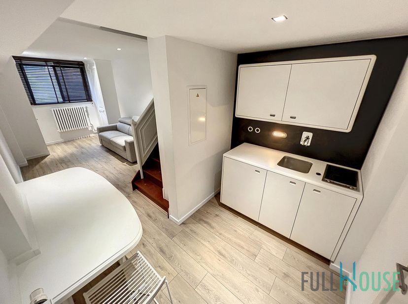 Au bois de la cambre (juste en face) Charmant studio meublé d'une superficie de 26 m2 habitable, canapé lit dans le salon, table 2 personnes et cuisin