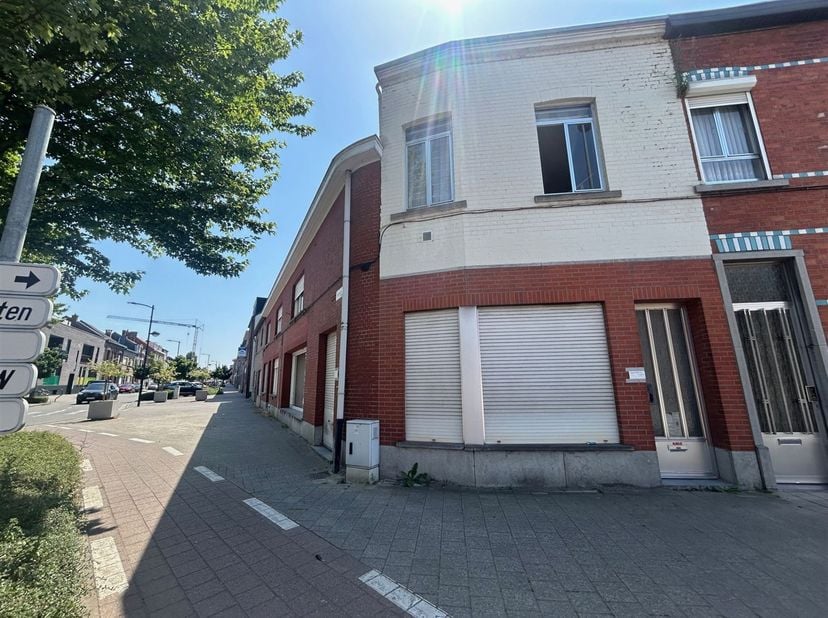 **Mogelijkheid project opsplitsing naar twee woningen**<br />
<br />
Op de Mechelsesteenweg 462, op de hoek met de Winkselsesteenweg 2 te Herent biede