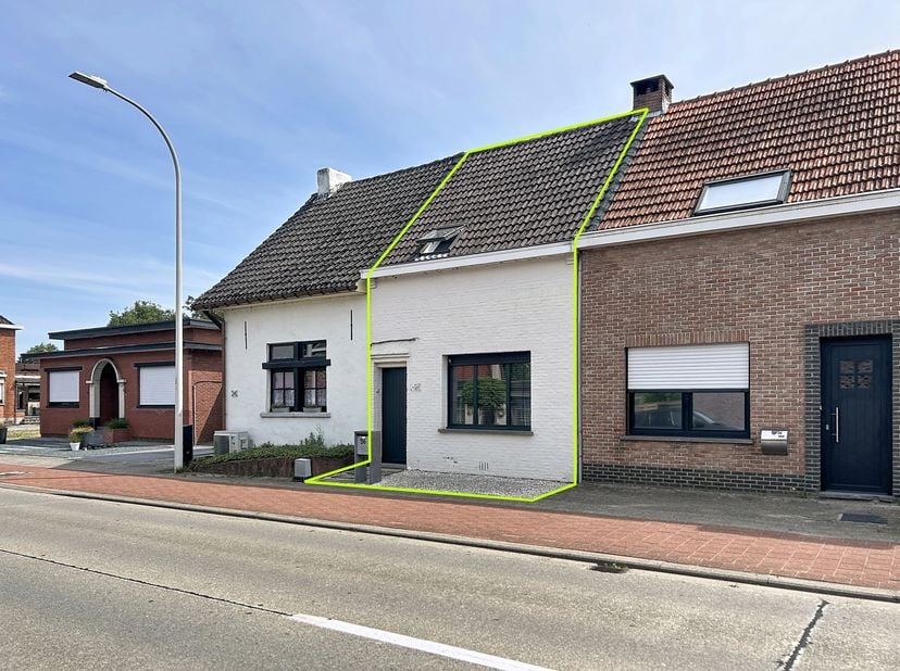 Knusse 2-slaapkamer woning met een mooie tuin en ruime garage. Qua indeling beschikt het gelijkvloers over een tweedelige leefruimte op parket, een ze