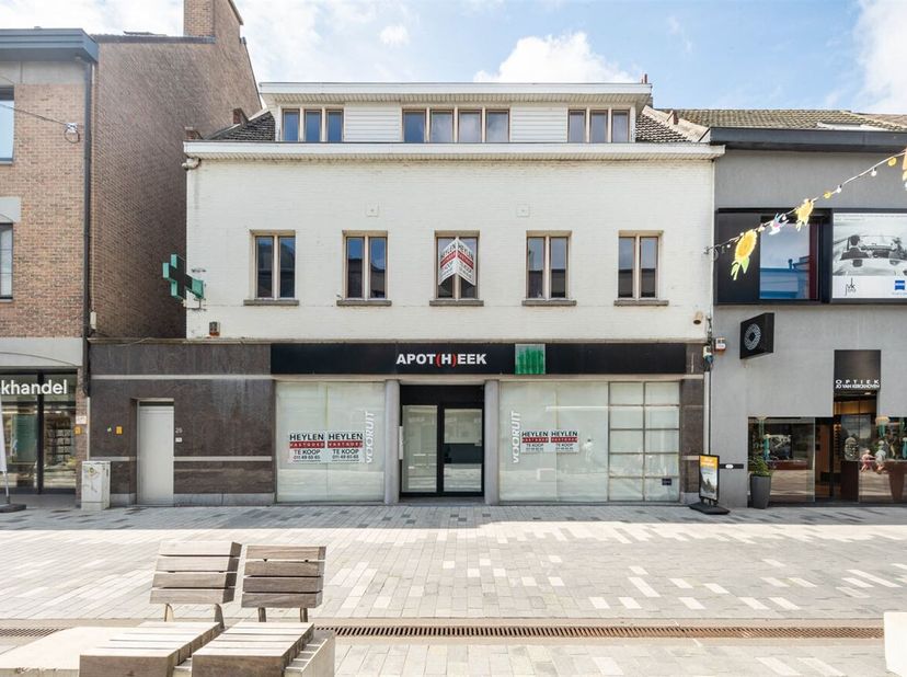 Handelspand met duplexappartement op toplocatie in Lommel<br />
Deze opbrengsteigendom in Lommel bestaat uit een handelspand met duplexappartement en