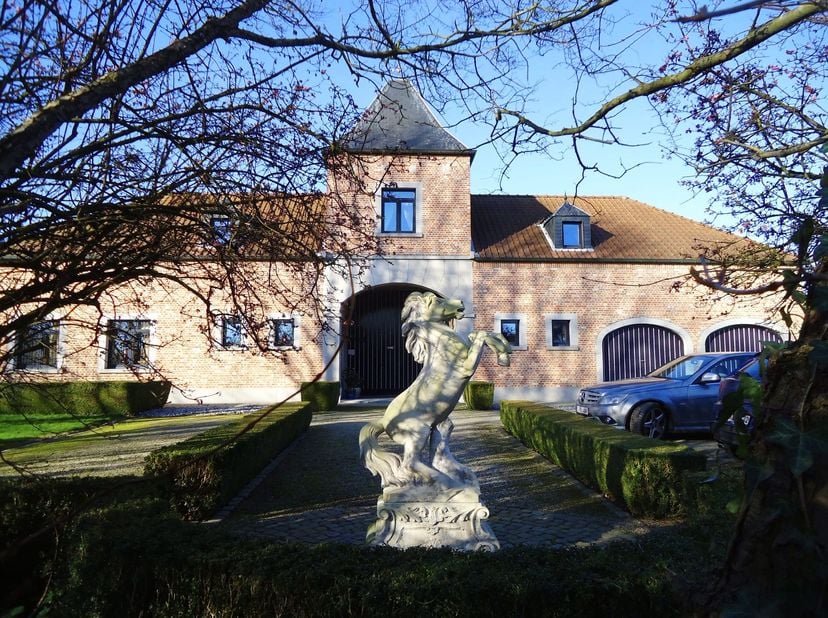 Ferme de caractère unique avec entrepôt en zone PME sur ±4 hectares pour entrepreneurs et/ou passionnés de chevaux<br />
<br />
Êtes-vous passionné de