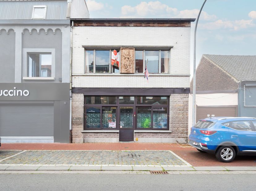 Bent u opzoek naar een multifunctioneel gebouw op een centrale ligging in een commerciële omgeving, nabij winkels, scholen en openbaar vervoer? Dit pa