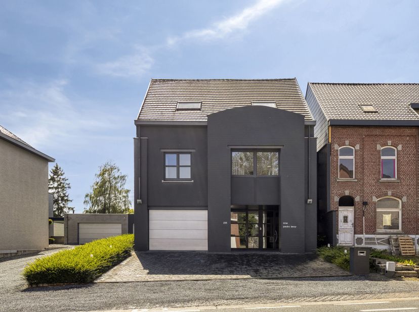 Deze ruime halfopen woning op een perceel van 10 are ligt centraal in Moerbeke, op wandelafstand van het station, winkels en dagelijkse voorzieningen.