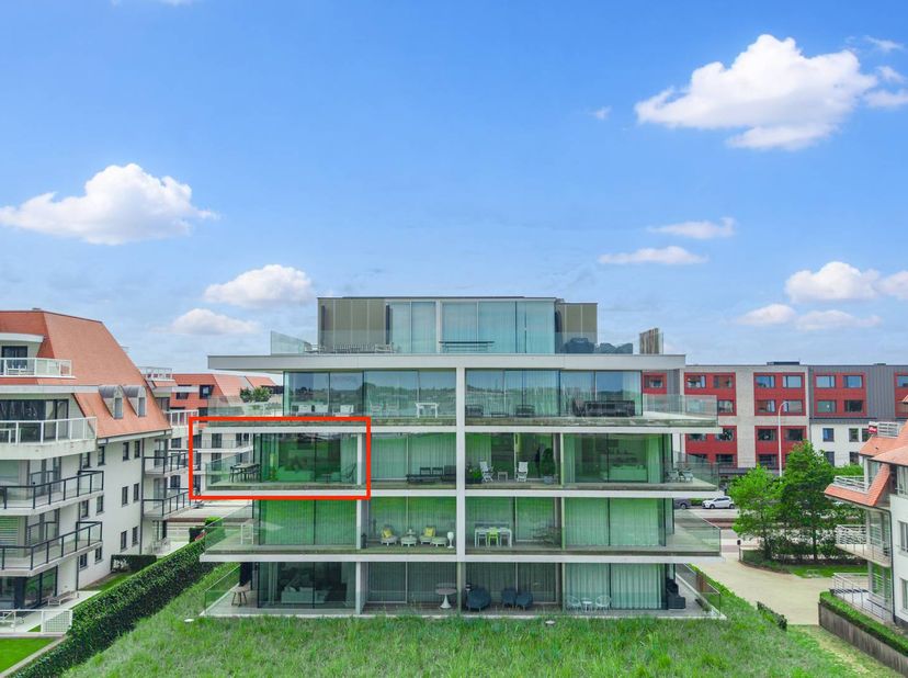 Magnifiek appartement op een bijzondere ligging met uniek frontaal zicht op havengeul, maritiem park en de jachthaven. Het appartement is gelegen op d
