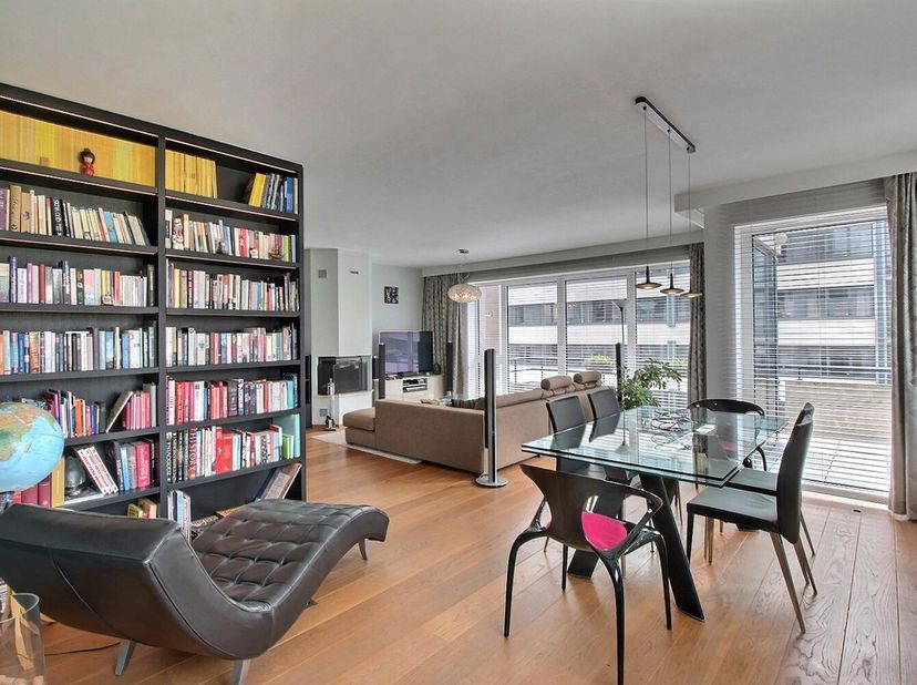 Ixelles: Bois de la Cambre / ULB; Magnifique Penthouse 2 chambres meublé avec trois terrasses!<br />
Ce Penthouse rénové récemment se compose d'un gra