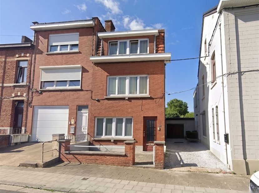 Prachtig, volledig gerenoveerd duplexappartement met op de benedenverdieping een keuken van 12 m², een woonkamer van 21 m² en een volledig betegelde b