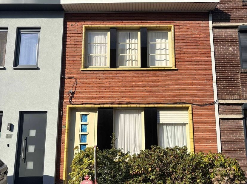 Charmante woning met karaktervolle gevel en gezellige tuin centrum Stekene<br />
<br />
<br />
<br />
Op wandelafstand van het centrum van Stekene v