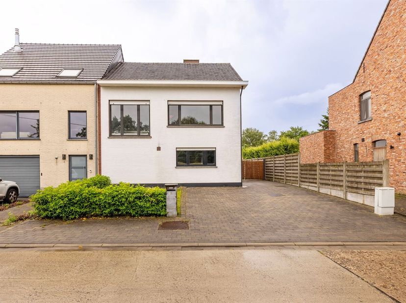 Spacieuse maison rénovée sur un terrain d'environ 623 m²<br />
Aménagement :<br />
Rez-de-chaussée :<br />
Hall d'entrée avec toilettes invités, espac