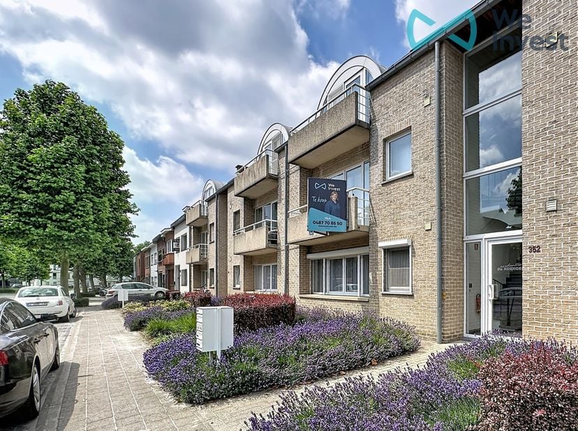 Het appartement bevindt zich op de eerste verdieping van een kleinschalig gebouw zonder lift en is vlot bereikbaar via een gemakkelijke trap. De grote