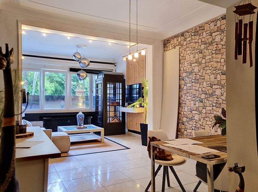 Espace Immo Brussels presenteert u, in het hart van de wijk Basilique, dit prachtige appartement van ±94 m² in een mooi gebouw.<br />
Het bestaat uit