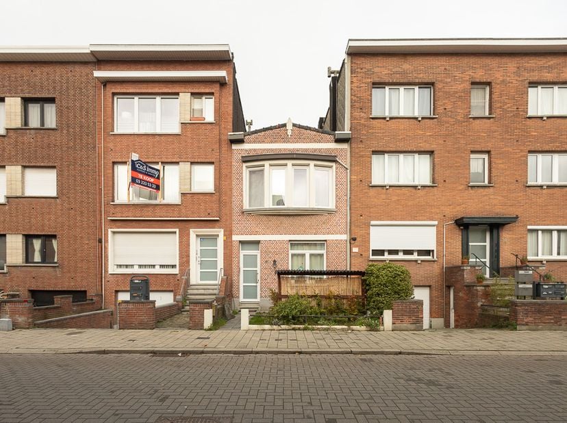 Cette maison est située en périphérie d'Anvers, à quelques minutes à vélo du centre-ville.<br />
Les bretelles d'accès aux autoroutes E19 et E313 se t