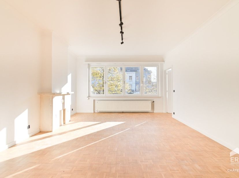 Ideaal gelegen op het zeer gegeerde Kasteleinsplein, zal dit appartement met 2 slaapkamers u verleiden door zijn uitzonderlijke ligging, in het hart v