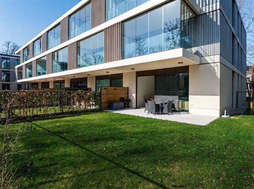 Sublime appartement neuf au rez-de-chaussée avec 2 chambres à coucher, parcelle souterraine, jardin privé et commun !<br />
Situation : Dans le contex