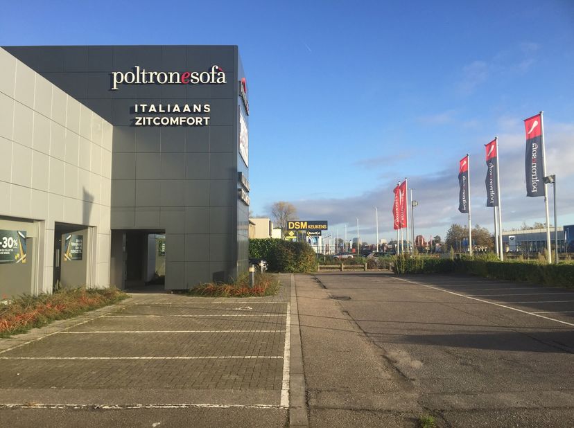 - ca. 1.550 m² toonzaal <br />
- ca. 200m² magazijn<br />
- 18 parkeerplaatsen <br />
- gevelbreedte toonzaal 30m<br />
- reclametotem<br />
- zichtlo
