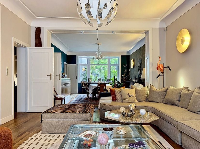 Située non loin du rond-point Montgomery, découvrez cette charmante maison de 1931 proposant 488m2 (selon PEB) et un grand jardin.<br />
Une fois le h