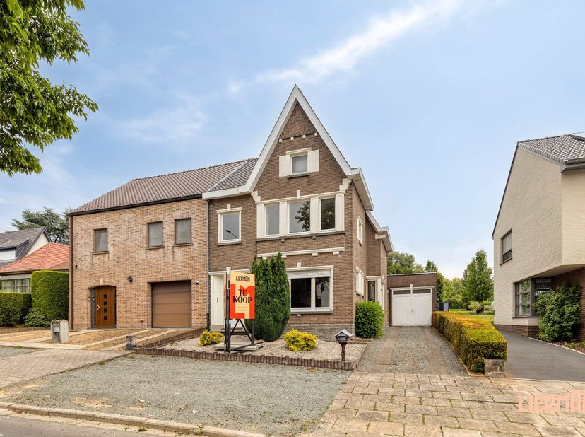 - VERKOCHT OP 1ste BEZOEKDAG -<br />
Erg gunstig gelegen langs de Provincieweg in Hillegem vindt u deze erg solide halfopen bebouwing op een mooi perc