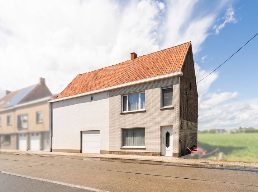 Te koop: te renoveren halfopen woning met loods op perceel van 1.775 m² in Oeselgem. Op zoek naar een woning met ruimte, mogelijkheden en een uitzonde