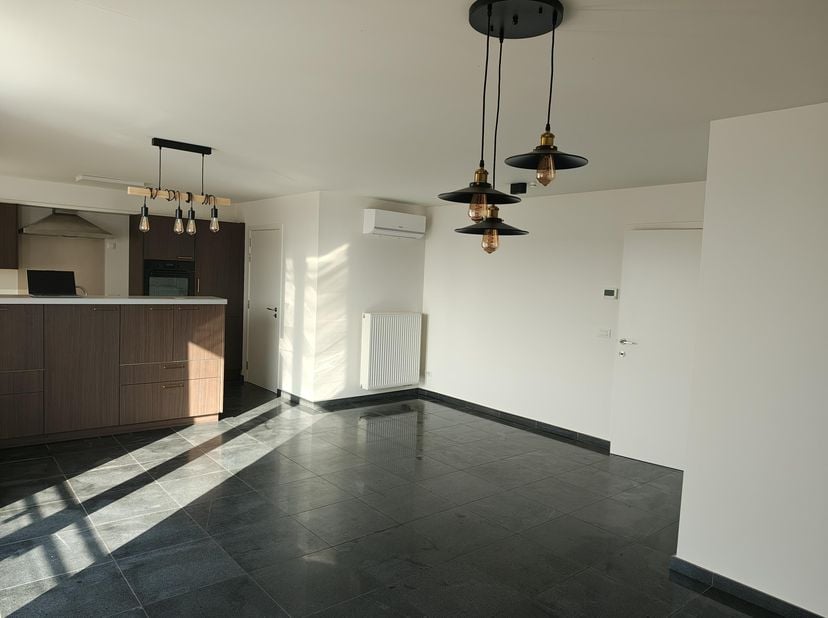 Modern en instapklaar appartement met 2 slaapkamers, EPC A en privéparkeerplaats<br />
<br />
Bent u op zoek naar een stijlvol, energiezuinig en comfo