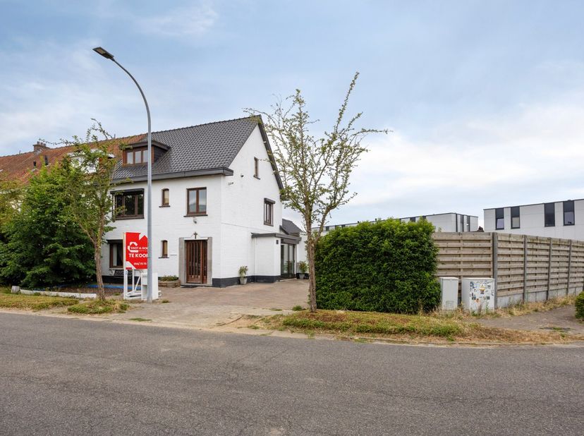 Deze ruime en veelzijdige gezinswoning met maar liefst 5 slaapkamers is gelegen in de Meidoornstraat in Geel. Dankzij de royale leefruimtes en vele sl