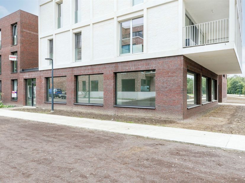 Centraal gelegen CASCO gelijkvloerse commerciële ruimte nabij het centrum van Herentals binnen de Ring.<br />
Omschrijving: de commerciële ruimte van