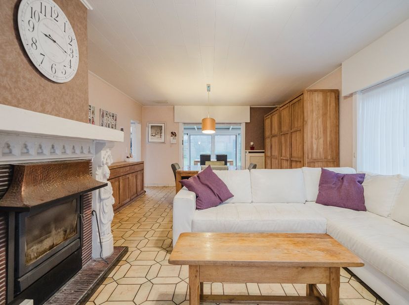 Deze charmante bungalow is gelegen op 720m2 in de gegeerde groene Wijnberg wijk. Een plek waar jarenlang met plezier werd gewoond en waar een gezin me