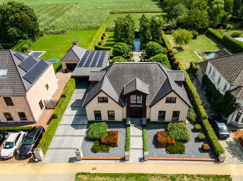 Exclusieve villa met prachtige tuin, zwemvijver en unieke leefkelder<br />
<br />
Deze exclusieve villa ligt in een rustige, residentiële en groene bu
