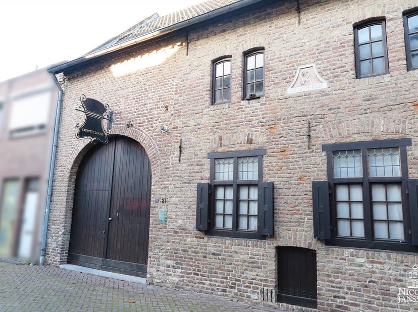 Deze charmante stadsboerderij, genaamd "Die Witte Roose",  waarvan de voorgevel als monument is geklasseerd, stamt uit de 17de eeuw. Door het behoud v