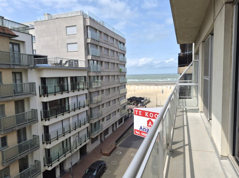 Ruim 1-slaapkamer appartement met lateraal zeezicht te koop. Dit gerenoveerd appartement is centraal gelegen in Oostduinkerke-Bad op het 4de verdiep v