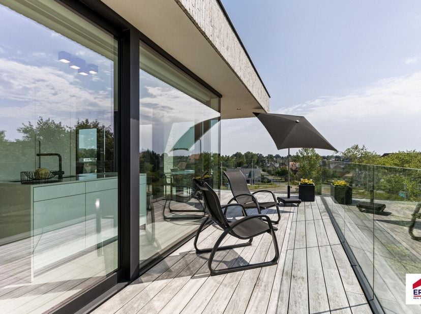 À vendre : appartement haut de gamme à Coxyde avec vastes terrasses orientées plein sud et vue dégagée. Cet appartement récent construit en 2020 allie