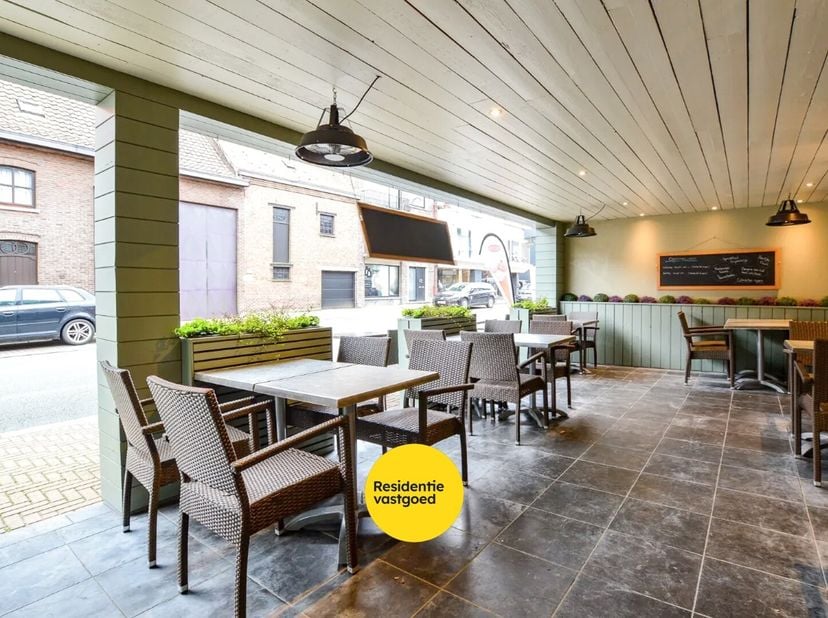 Deze ruime handelswoning in het centrum van Aartrijke combineert wonen en werken. Het handelspand beschikt over een volledig ingerichte keuken met aan