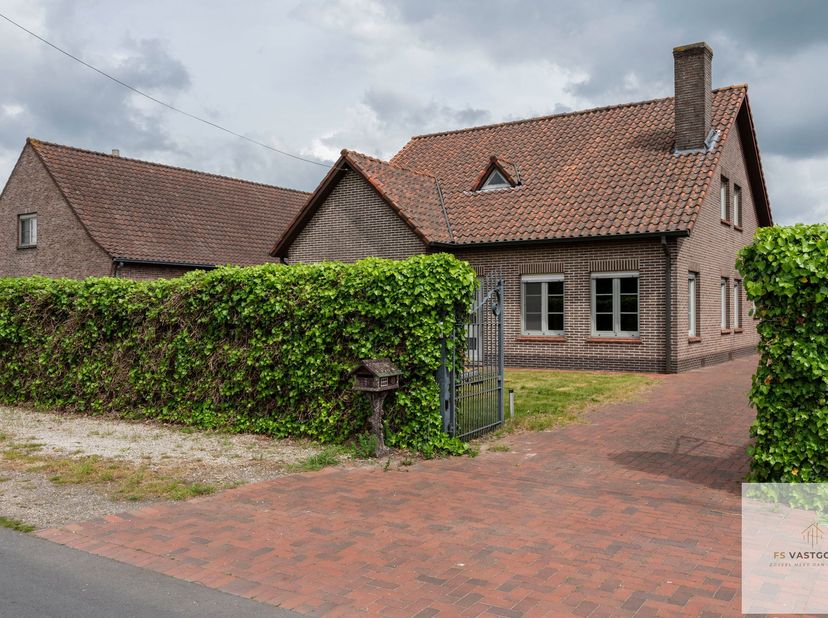Op zoek naar een ruime gezinswoning met karakter, privacy én potentieel? Dan is deze open bebouwing nabij het centrum van Aalter zeker een bezoek waar