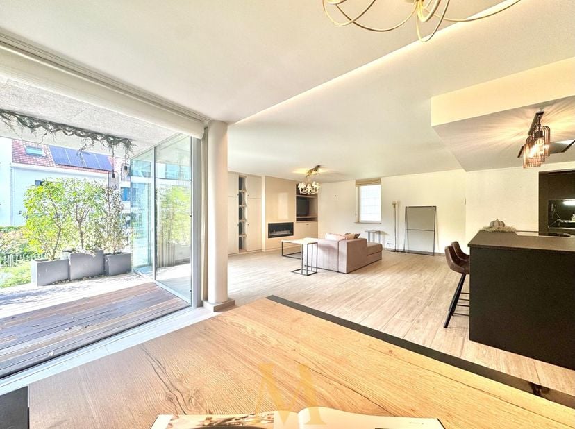 Dit prachtig afgewerkte hoekappartement combineert ruimte, licht en comfort op een uitstekende ligging. Dankzij de hoekpositie geniet de woning van ee